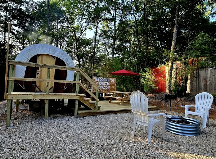 Beautiful Rustic Wagon with Modern Interior and Outdoor Hot Tub for a Unique Romantic Getaway near Lake O' the Pines, Texas