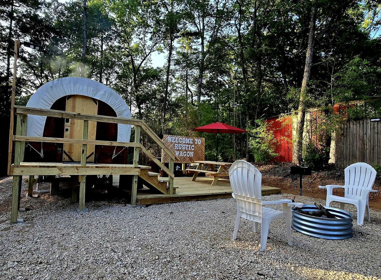 Beautiful Rustic Wagon with Modern Interior and Outdoor Hot Tub for a Unique Romantic Getaway near Lake O' the Pines, Texas