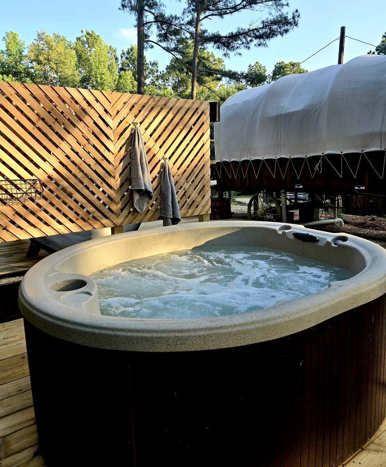 Beautiful Rustic Wagon with Modern Interior and Outdoor Hot Tub for a Unique Romantic Getaway near Lake O' the Pines, Texas