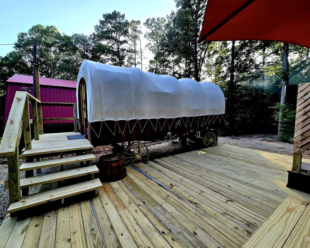 Beautiful Rustic Wagon with Modern Interior and Outdoor Hot Tub for a Unique Romantic Getaway near Lake O' the Pines, Texas