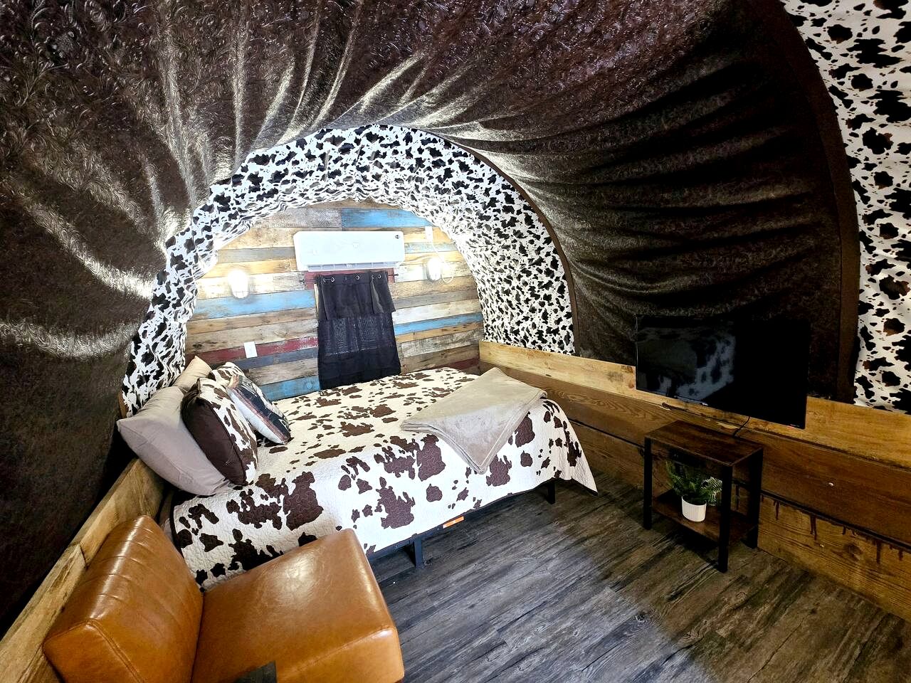 Beautiful Rustic Wagon with Modern Interior and Outdoor Hot Tub for a Unique Romantic Getaway near Lake O' the Pines, Texas