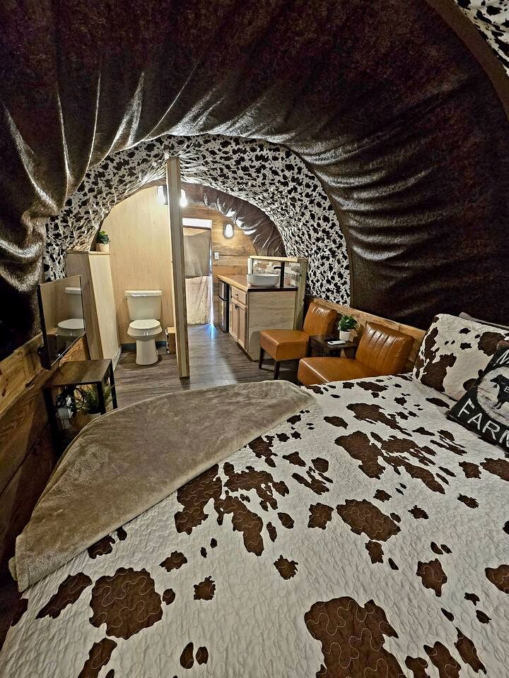 Beautiful Rustic Wagon with Modern Interior and Outdoor Hot Tub for a Unique Romantic Getaway near Lake O' the Pines, Texas