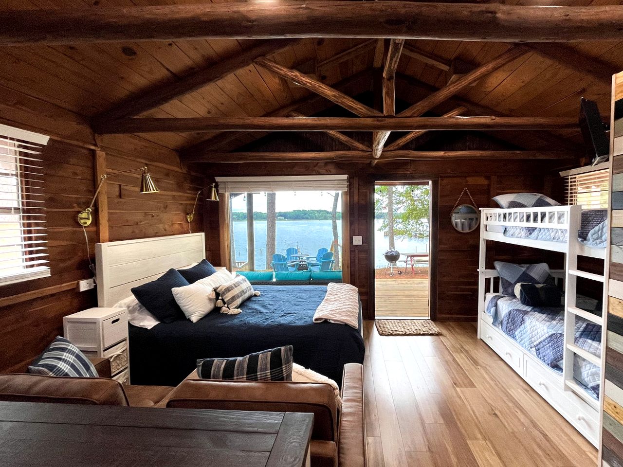 Rustic Waterfront Cabin on Toledo Bend Lake for an Unforgettable Getaway in Nature in Hemphill, Texas
