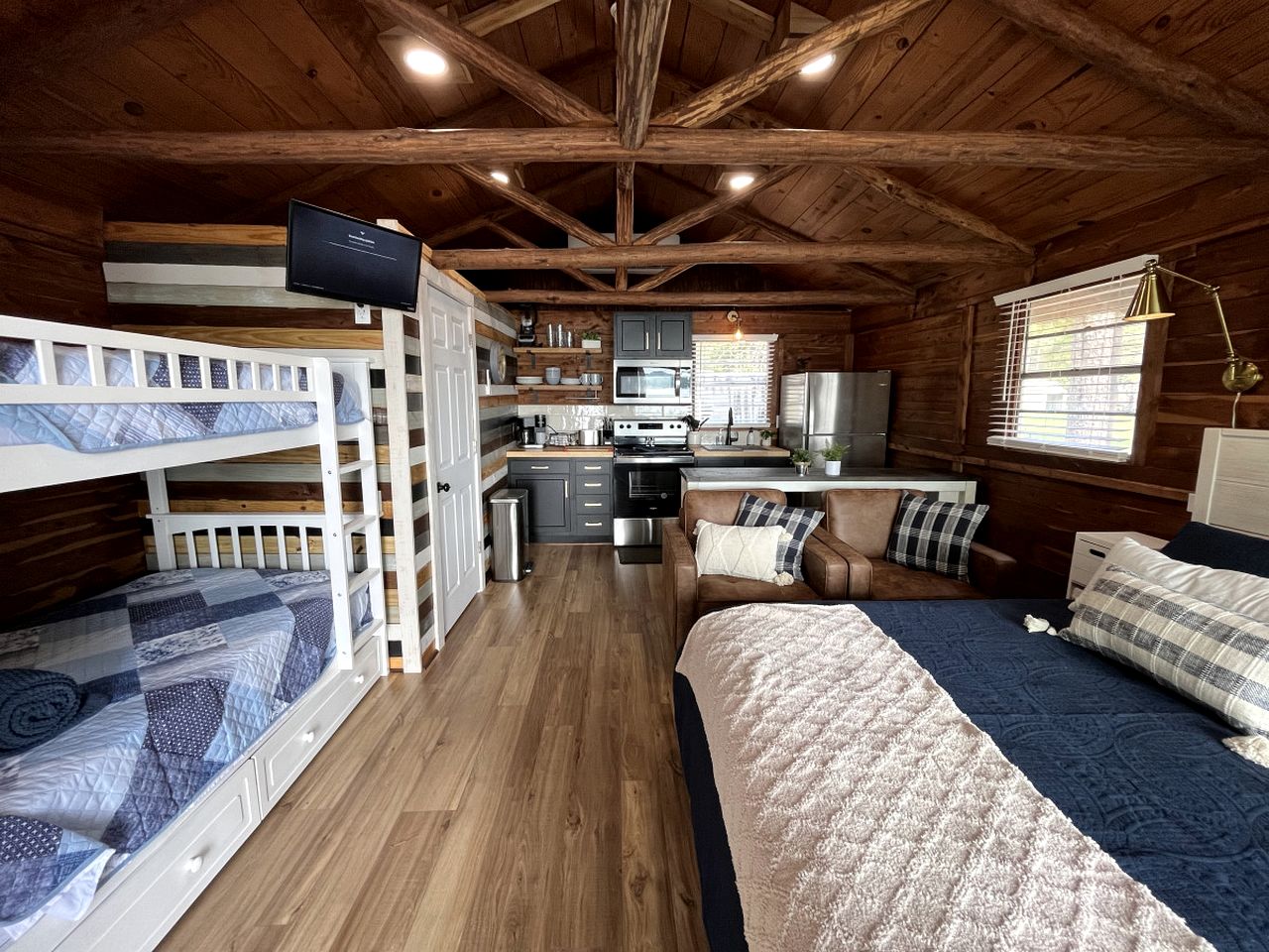 Rustic Waterfront Cabin on Toledo Bend Lake for an Unforgettable Getaway in Nature in Hemphill, Texas