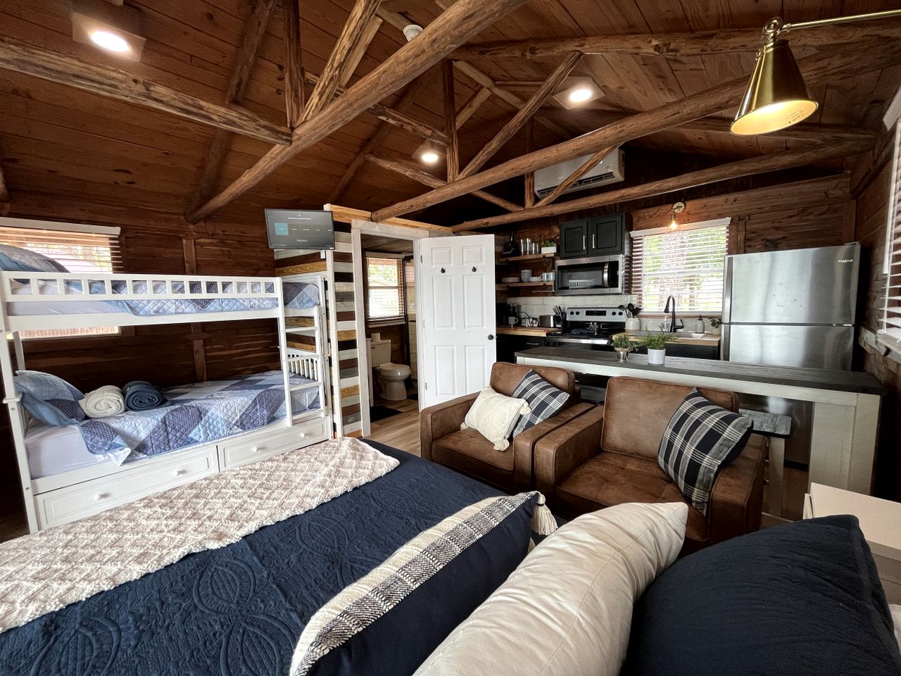 Rustic Waterfront Cabin on Toledo Bend Lake for an Unforgettable Getaway in Nature in Hemphill, Texas