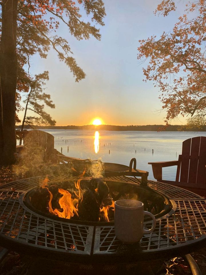 Rustic Waterfront Cabin on Toledo Bend Lake for an Unforgettable Getaway in Nature in Hemphill, Texas