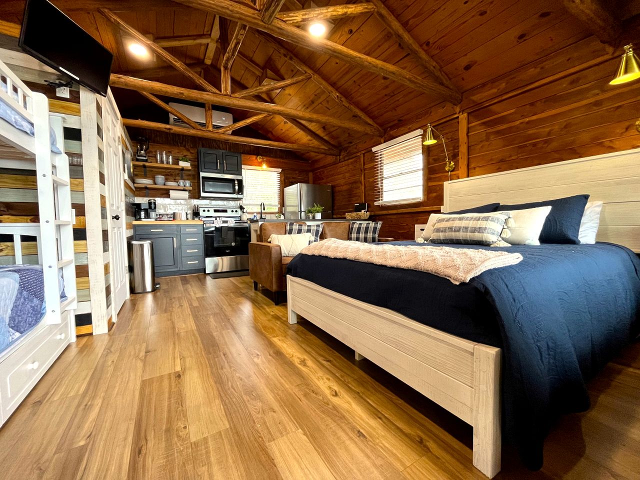 Rustic Waterfront Cabin on Toledo Bend Lake for an Unforgettable Getaway in Nature in Hemphill, Texas
