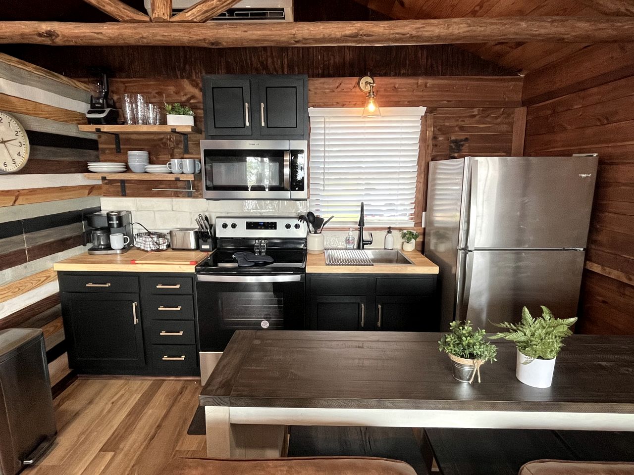Rustic Waterfront Cabin on Toledo Bend Lake for an Unforgettable Getaway in Nature in Hemphill, Texas