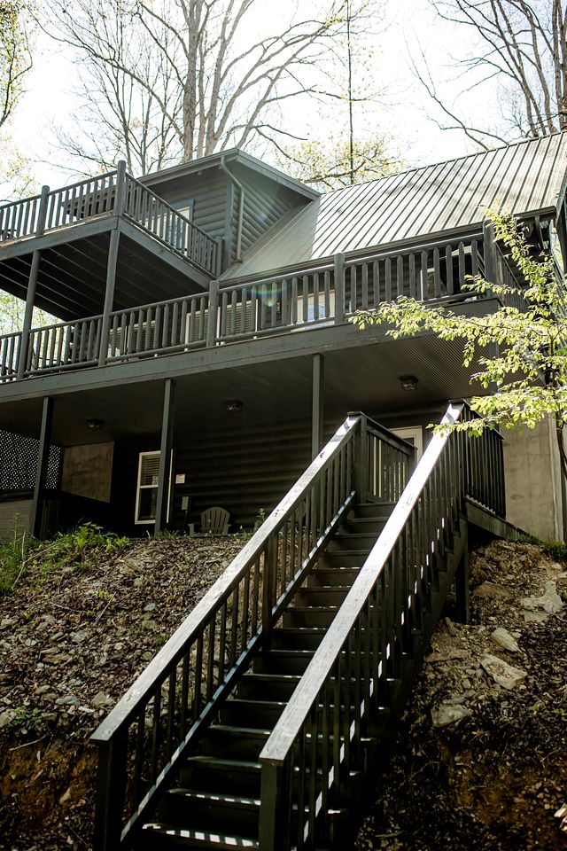 Rustic Wooden Cabin with Hot-tub in Campbellsville, Kentucky