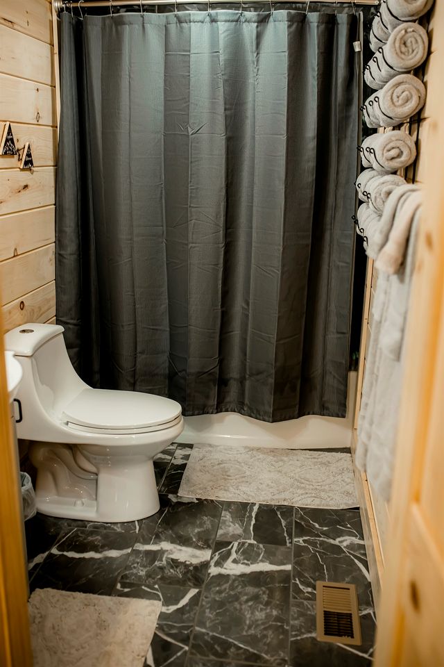 Rustic Wooden Cabin with Hot-tub in Campbellsville, Kentucky