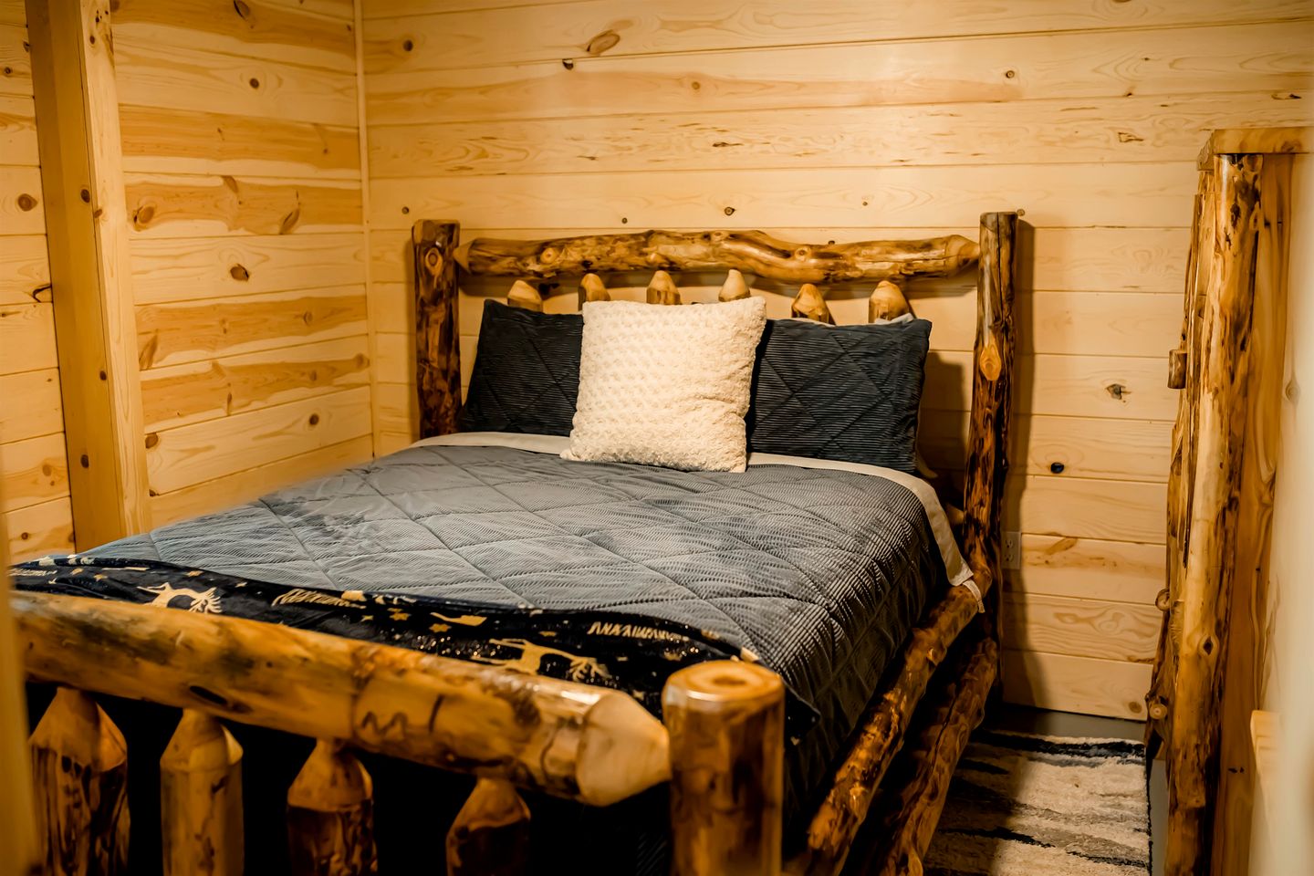 Rustic Wooden Cabin with Hot-tub in Campbellsville, Kentucky