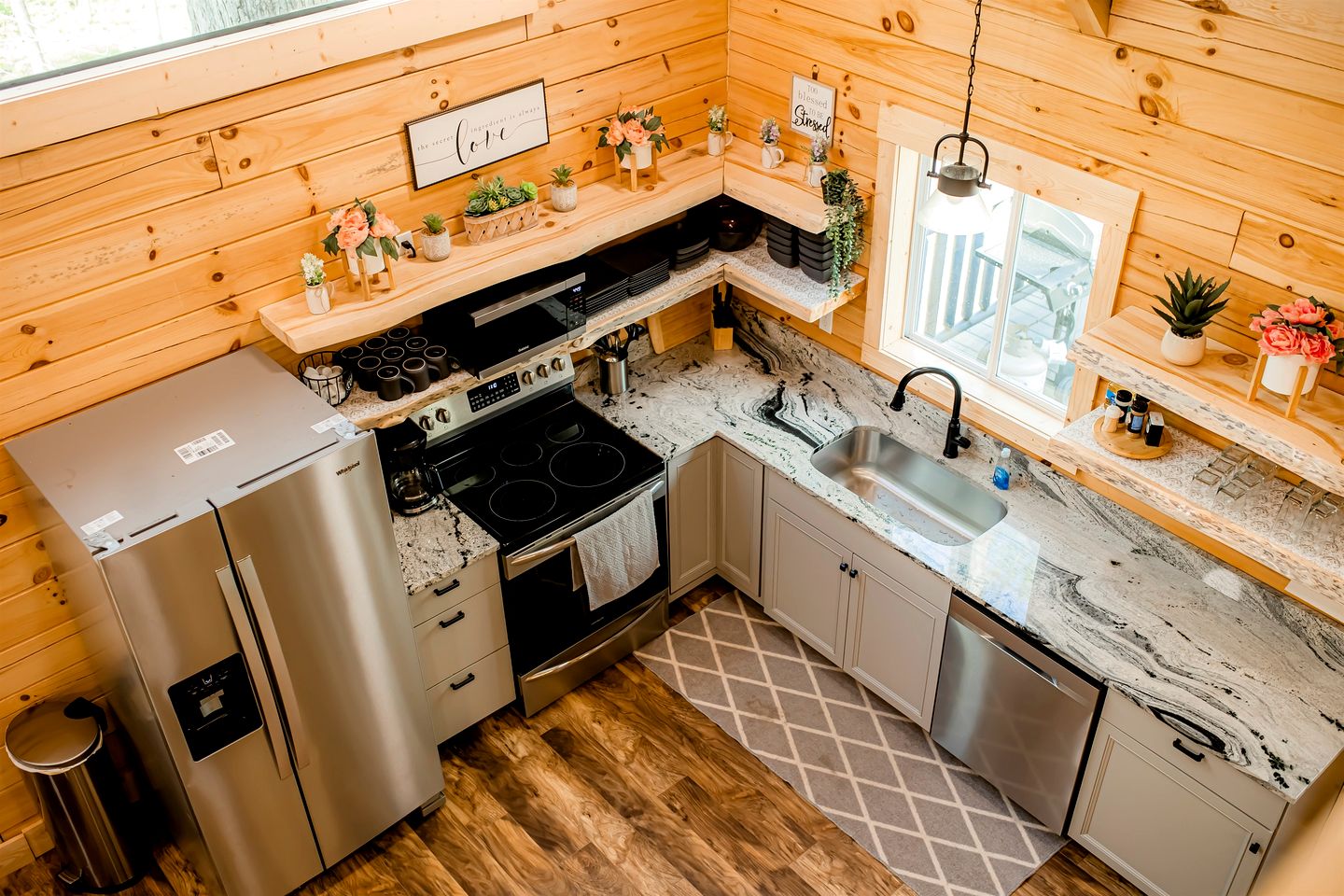 Rustic Wooden Cabin with Hot-tub in Campbellsville, Kentucky