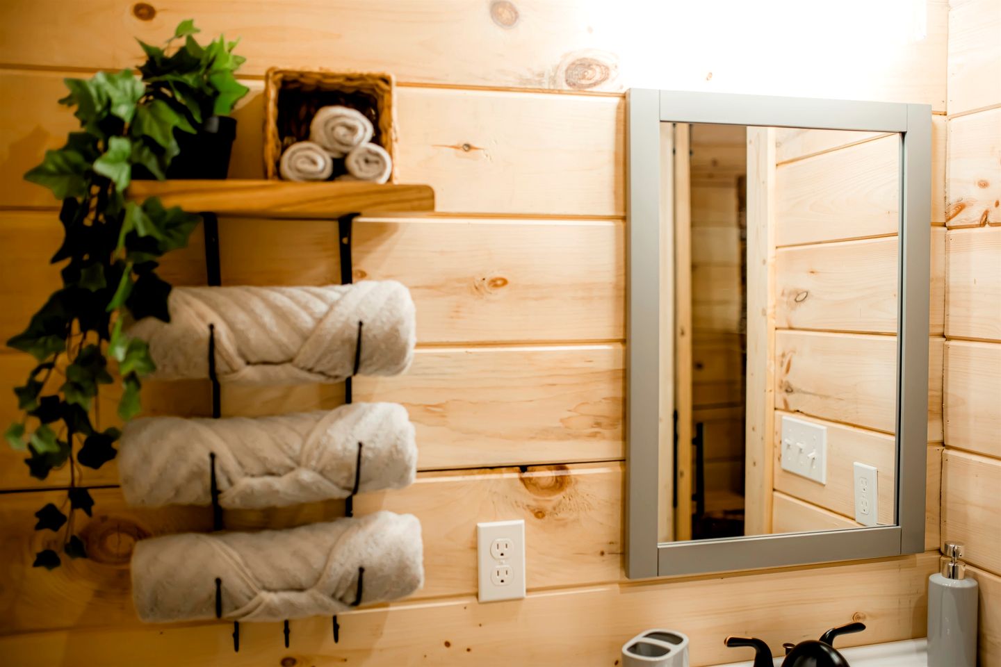 Rustic Wooden Cabin with Hot-tub in Campbellsville, Kentucky
