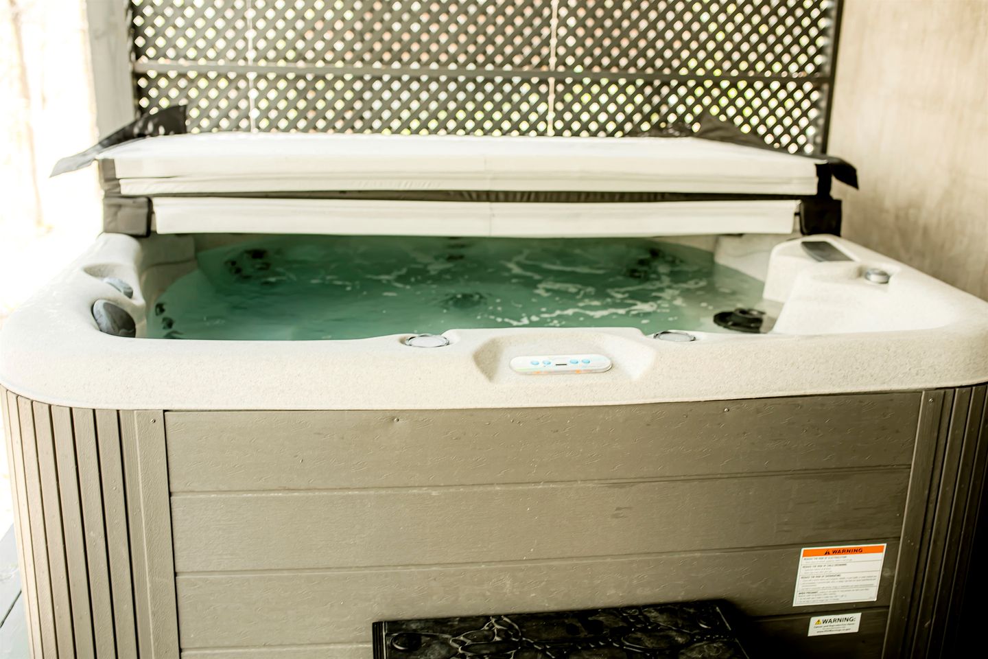 Rustic Wooden Cabin with Hot-tub in Campbellsville, Kentucky