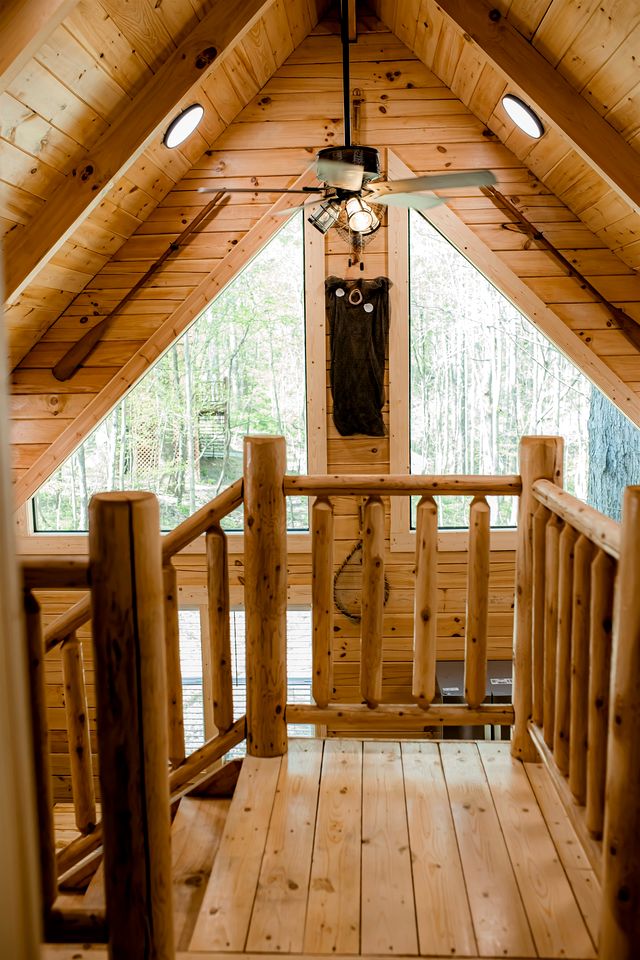 Rustic Wooden Cabin with Hot-tub in Campbellsville, Kentucky