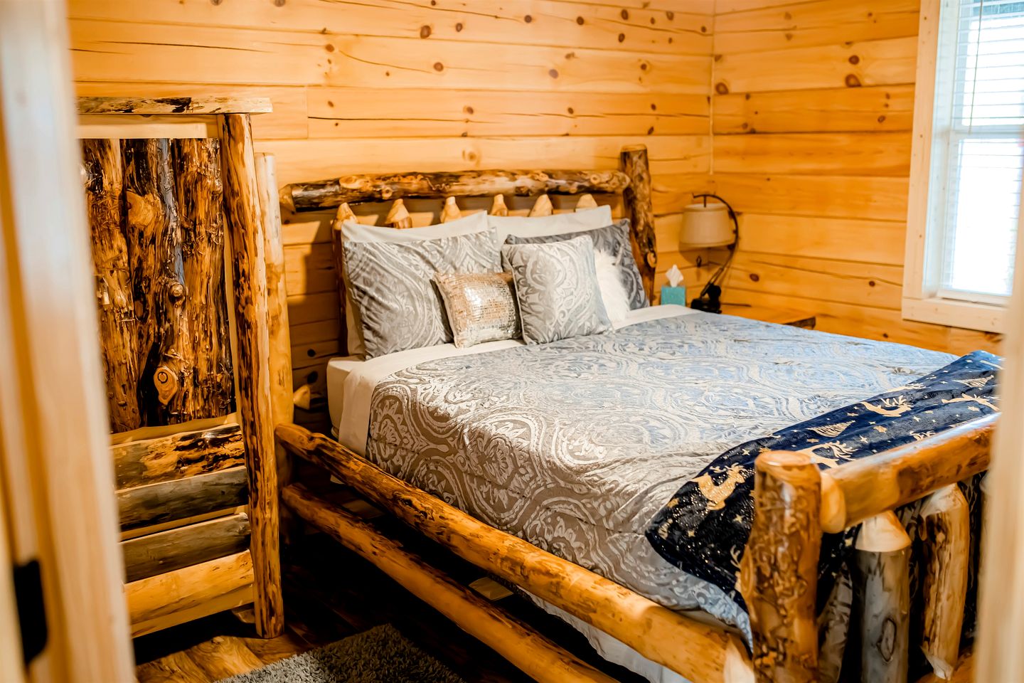 Rustic Wooden Cabin with Hot-tub in Campbellsville, Kentucky