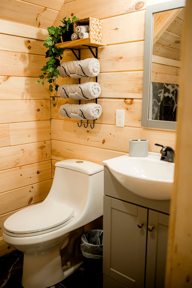 Rustic Wooden Cabin with Hot-tub in Campbellsville, Kentucky
