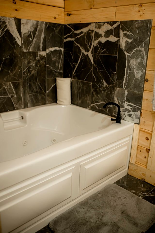 Rustic Wooden Cabin with Hot-tub in Campbellsville, Kentucky