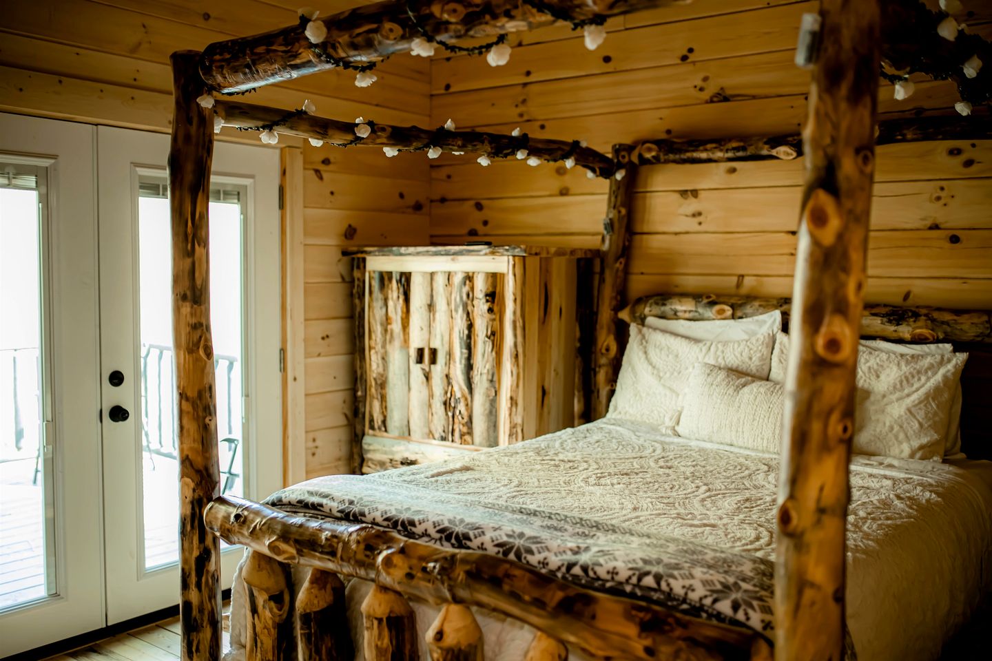 Rustic Wooden Cabin with Hot-tub in Campbellsville, Kentucky