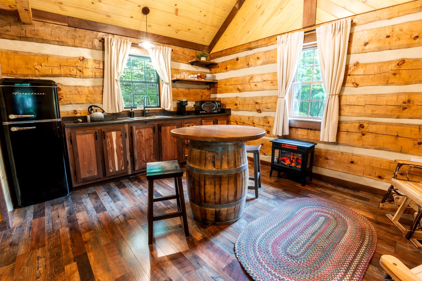 Rustic Wooden Cabin with Hot-tub in Riverton, West Virginia