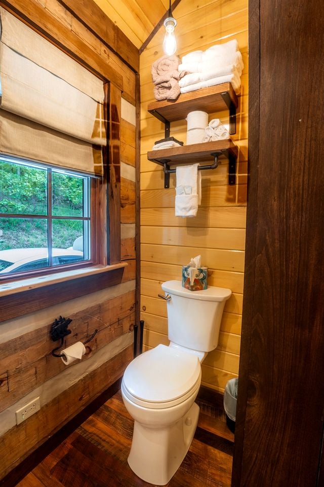 Rustic Wooden Cabin with Hot-tub in Riverton, West Virginia