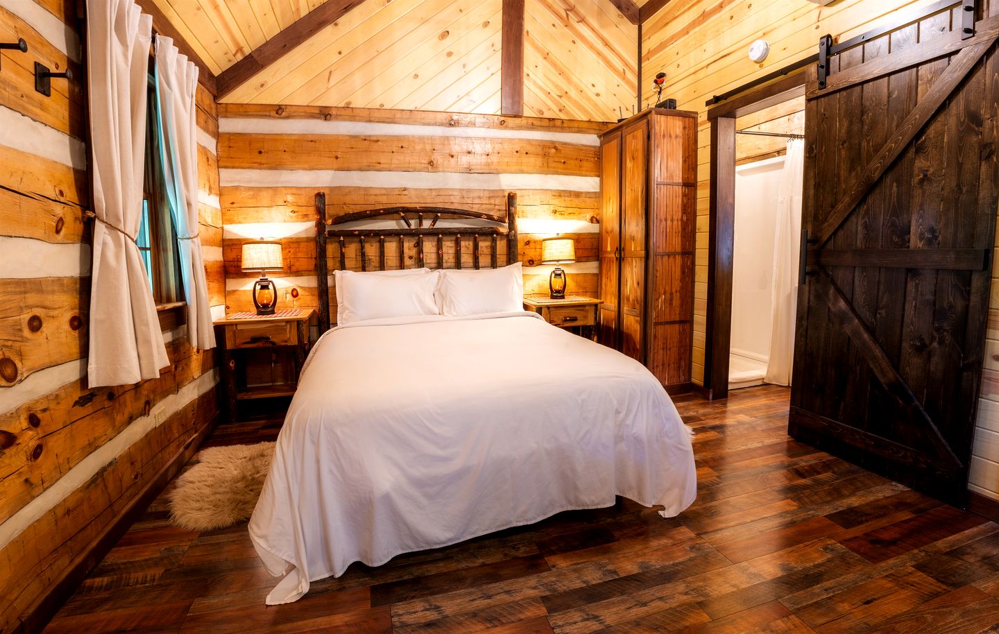 Rustic Wooden Cabin with Hot-tub in Riverton, West Virginia