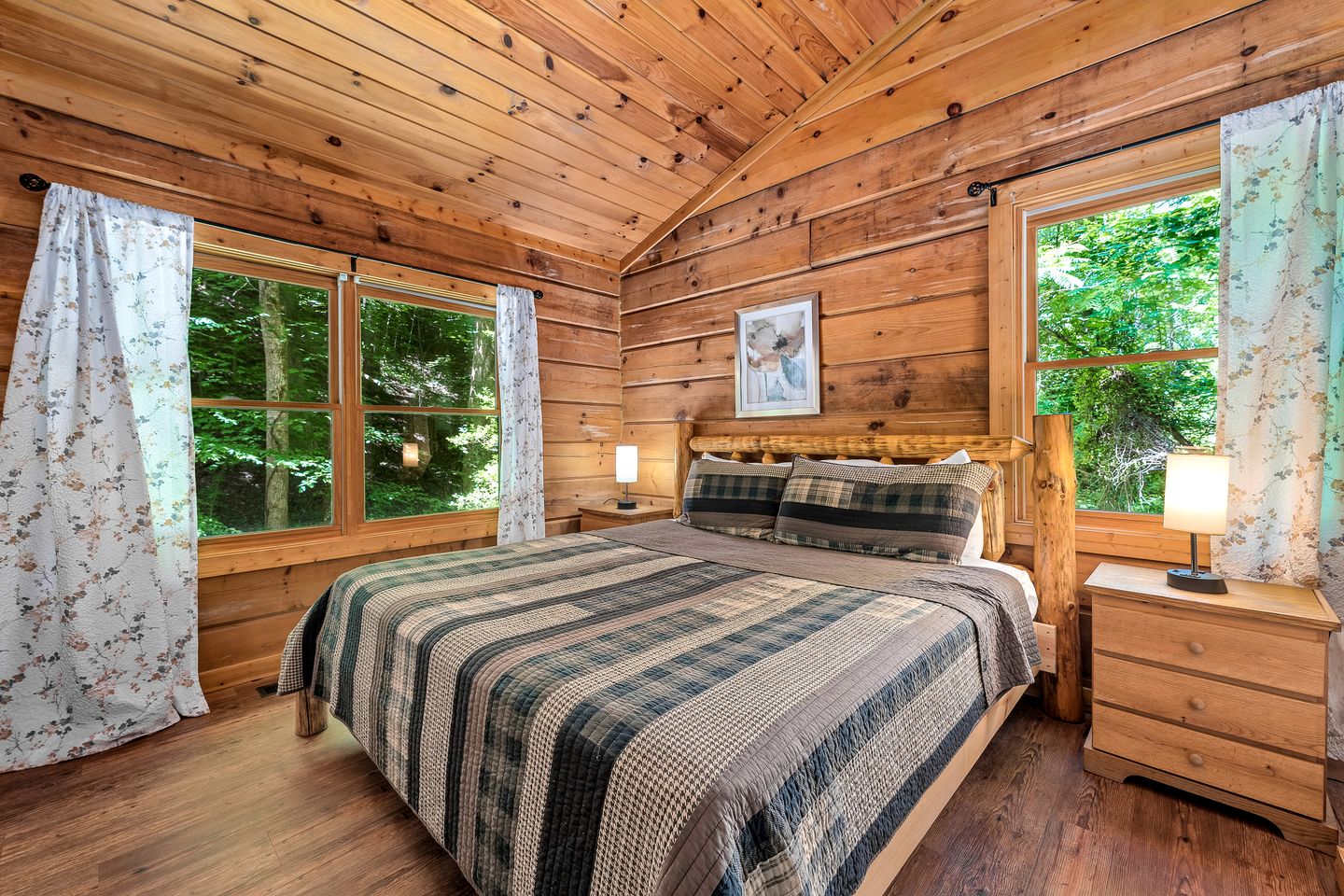Rustic Wooden Cabin with Hot-tub in Sevierville, Tennessee