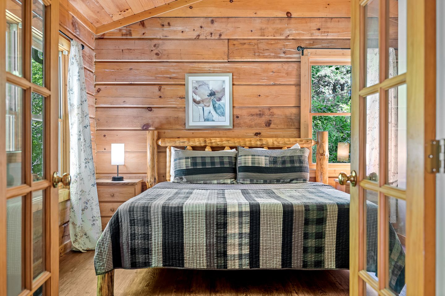 Rustic Wooden Cabin with Hot-tub in Sevierville, Tennessee