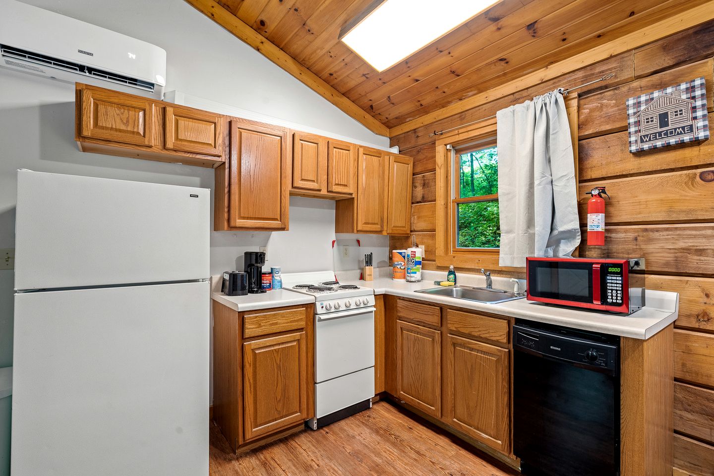 Rustic Wooden Cabin with Hot-tub in Sevierville, Tennessee