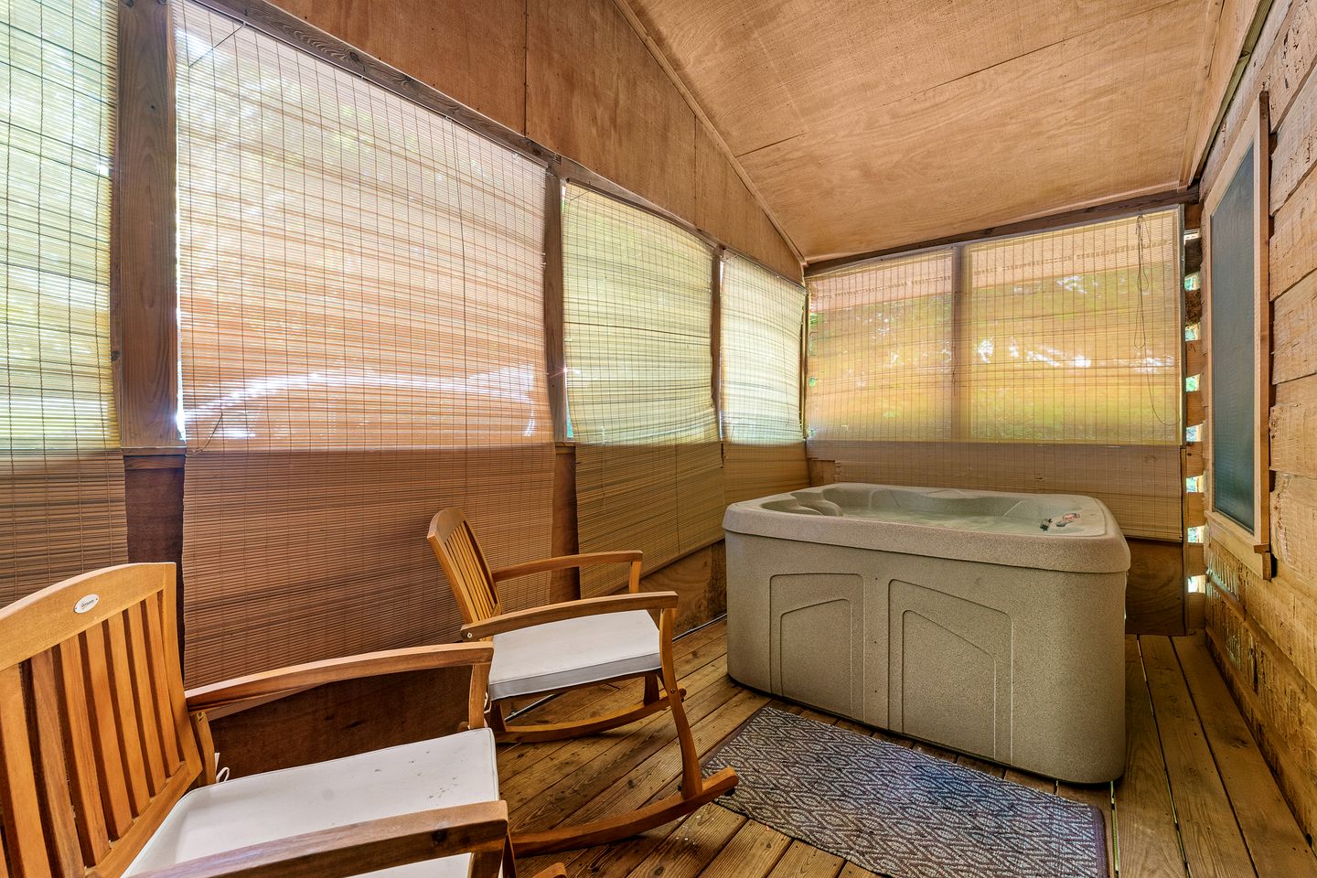 Rustic Wooden Cabin with Hot-tub in Sevierville, Tennessee