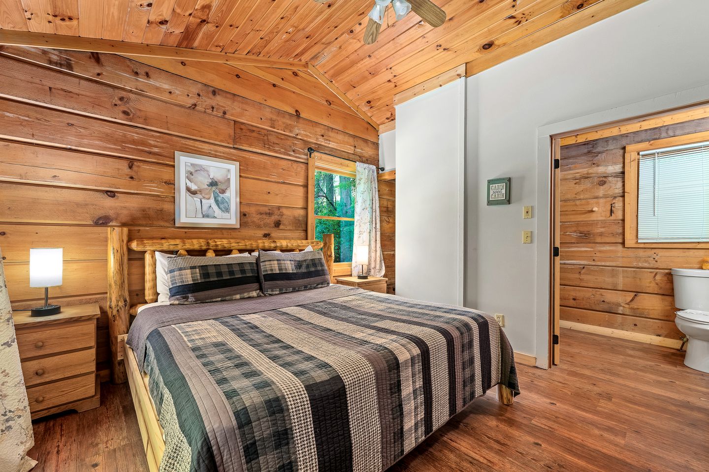 Rustic Wooden Cabin with Hot-tub in Sevierville, Tennessee