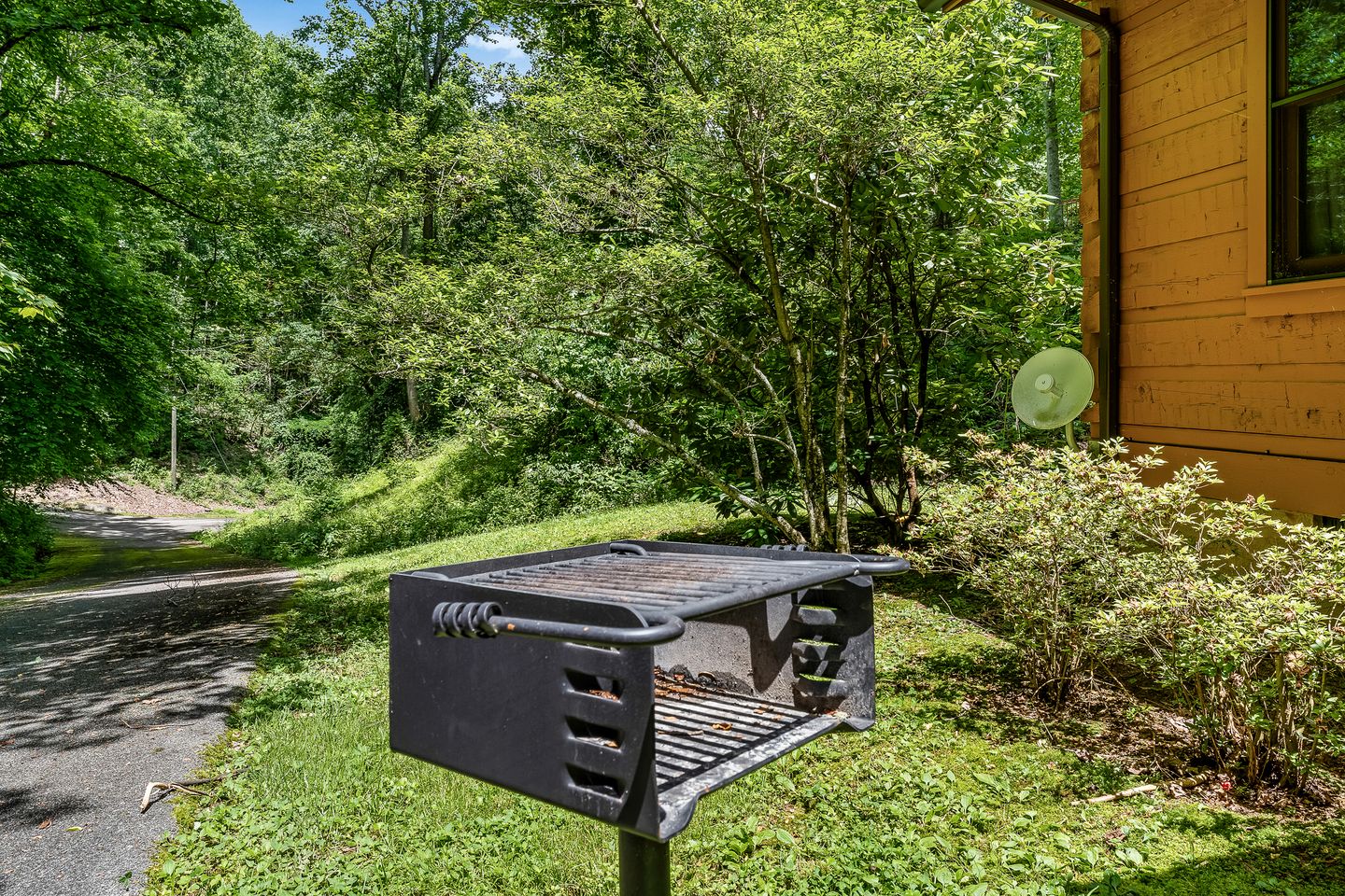 Rustic Wooden Cabin with Hot-tub in Sevierville, Tennessee