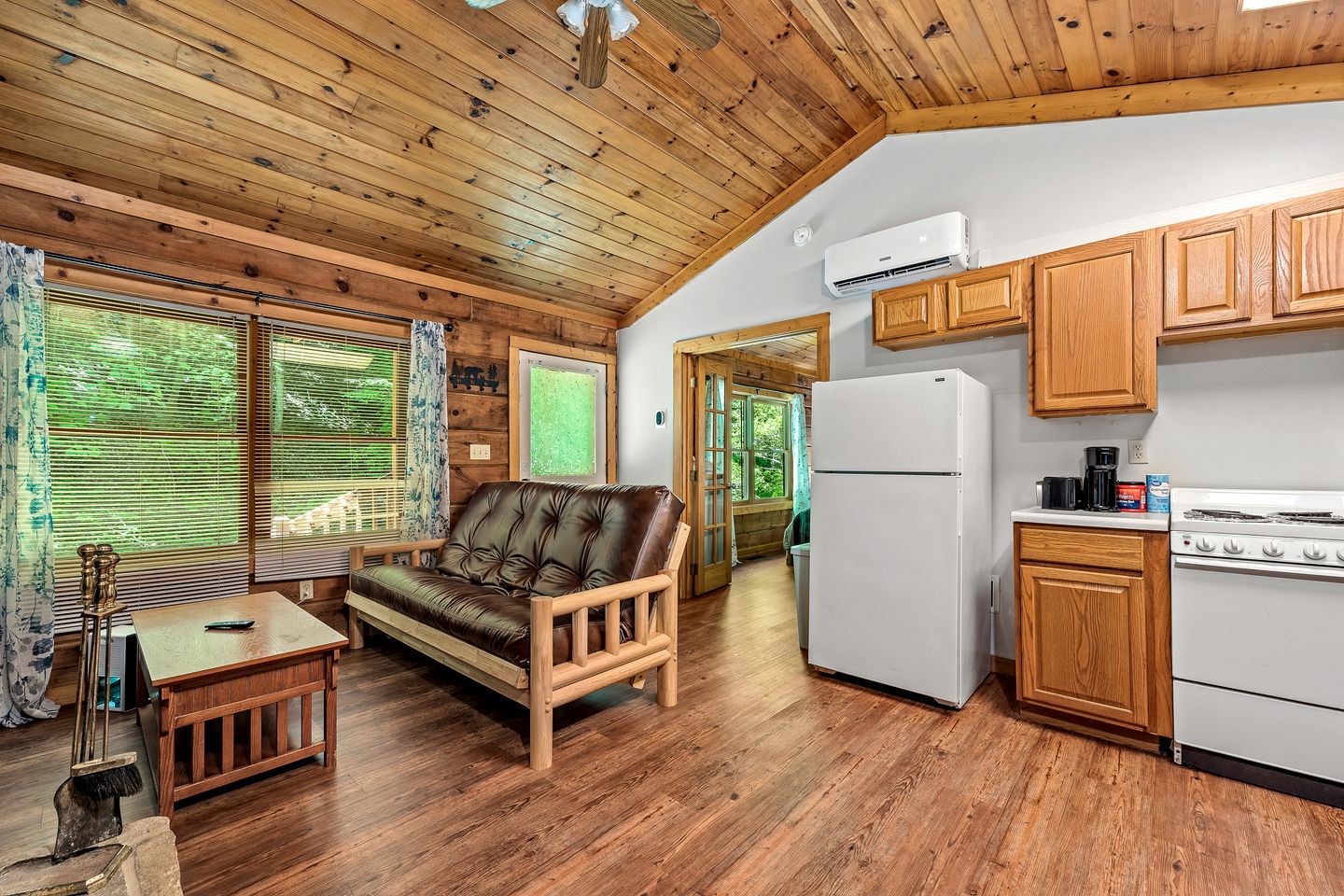 Rustic Wooden Cabin with Hot-tub in Sevierville, Tennessee