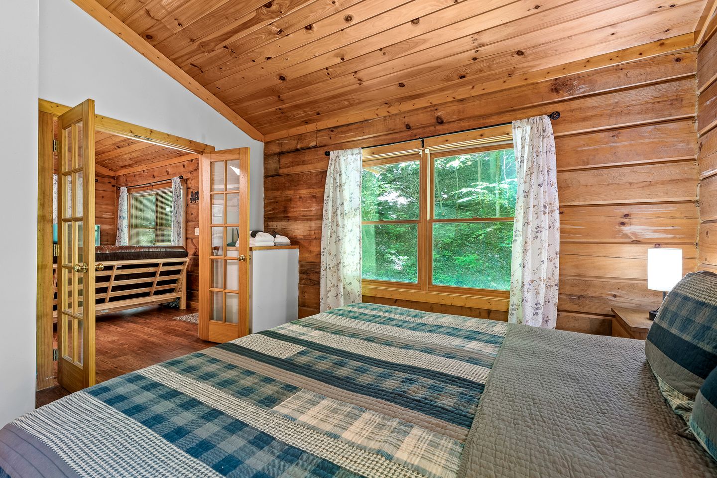 Rustic Wooden Cabin with Hot-tub in Sevierville, Tennessee