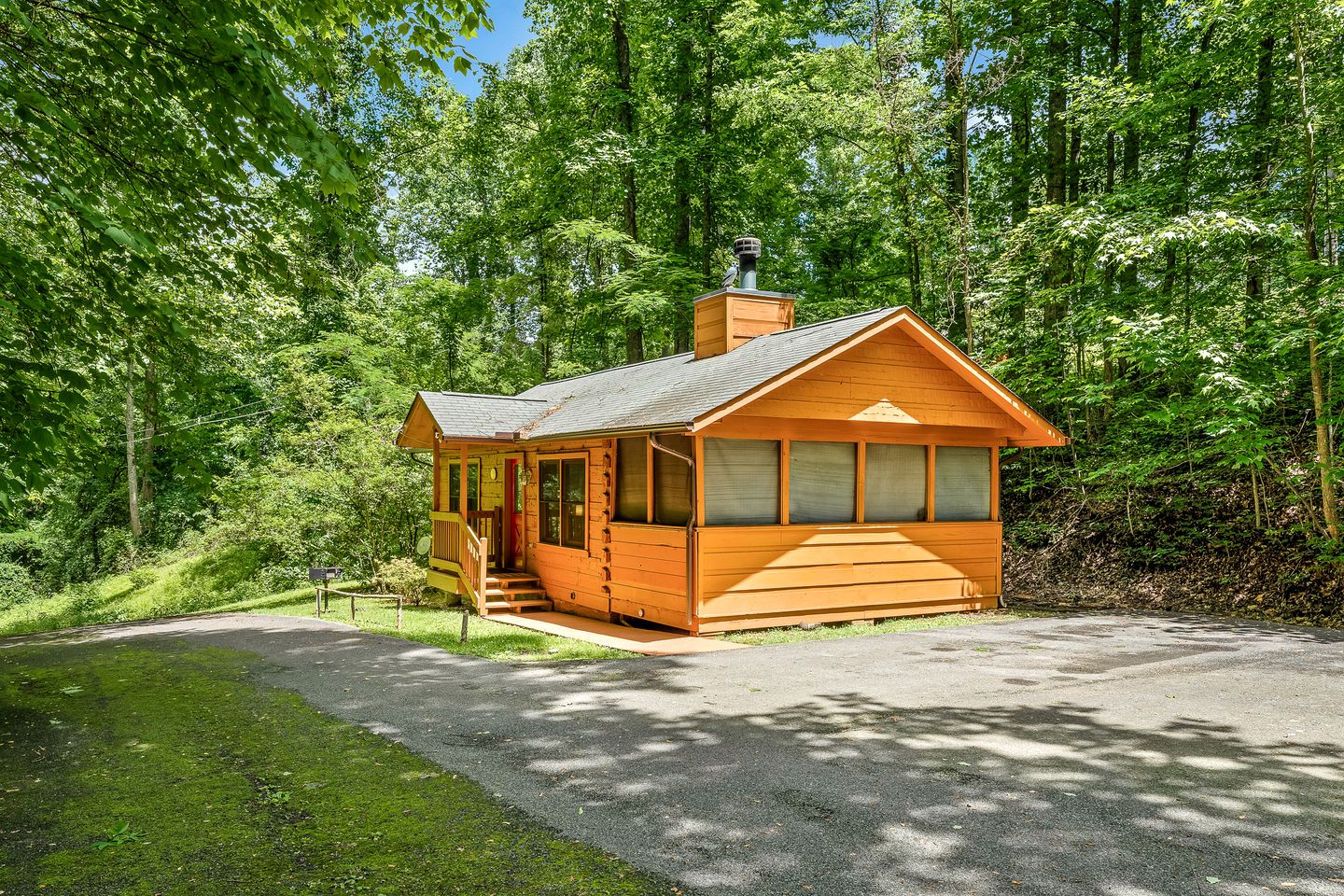 Rustic Wooden Cabin with Hot-tub in Sevierville, Tennessee