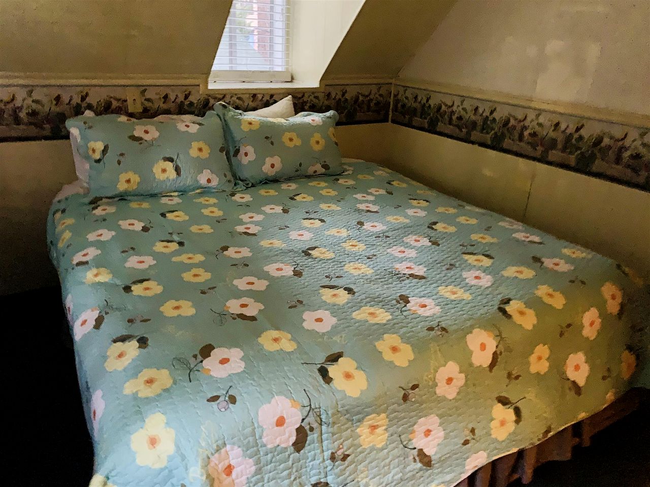 Pet Friendly Cabin with Shared Outdoor Pool near Big Bear Lake, Perfect for a Summer Glamping Getaway