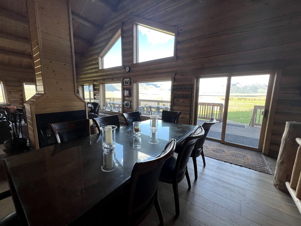 Luxurious Log Home with Madison River Views near Three Dollar Bridge, J & J Ranch, Montana