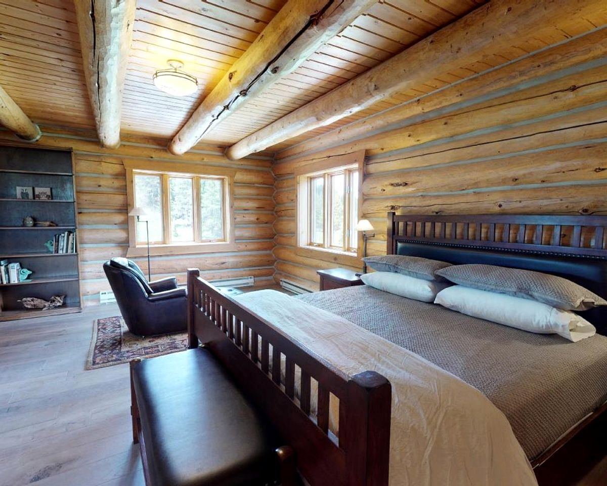 Luxurious Log Home with Madison River Views near Three Dollar Bridge, J & J Ranch, Montana