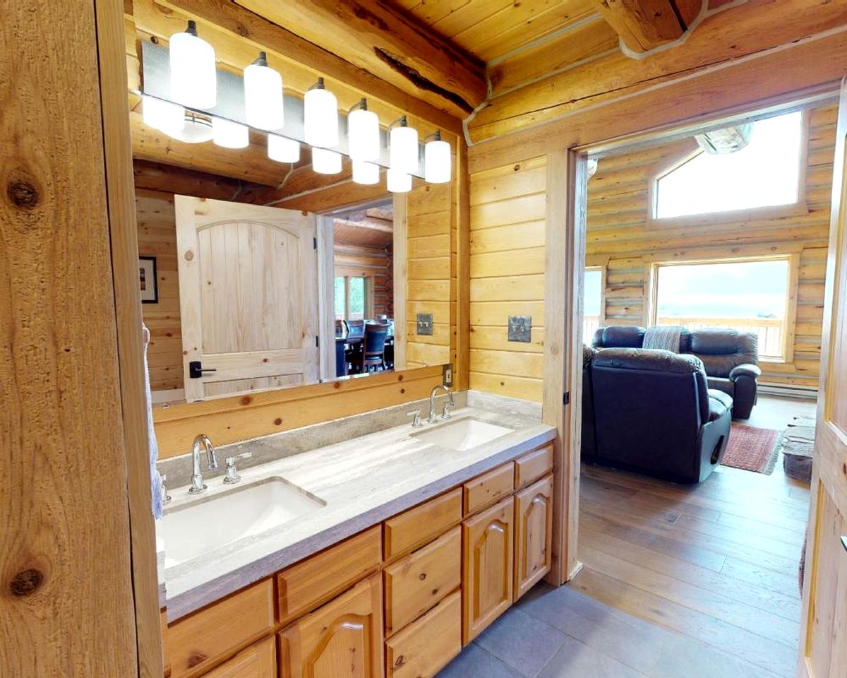 Luxurious Log Home with Madison River Views near Three Dollar Bridge, J & J Ranch, Montana