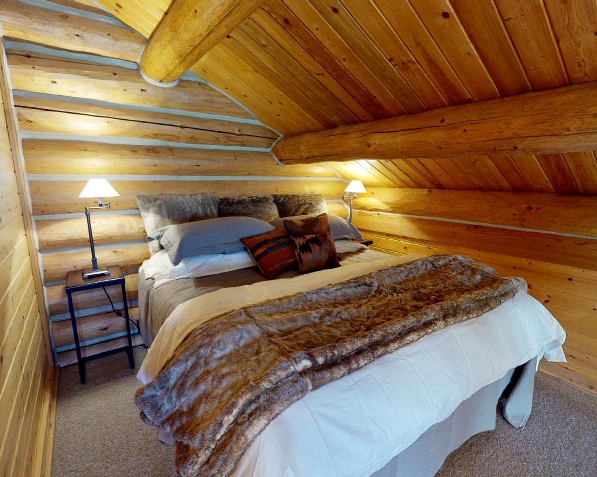 Luxurious Log Home with Madison River Views near Three Dollar Bridge, J & J Ranch, Montana