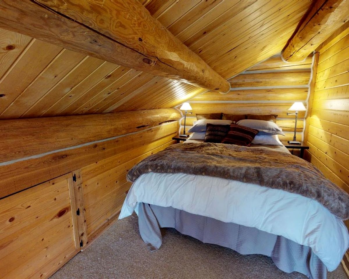 Luxurious Log Home with Madison River Views near Three Dollar Bridge, J & J Ranch, Montana