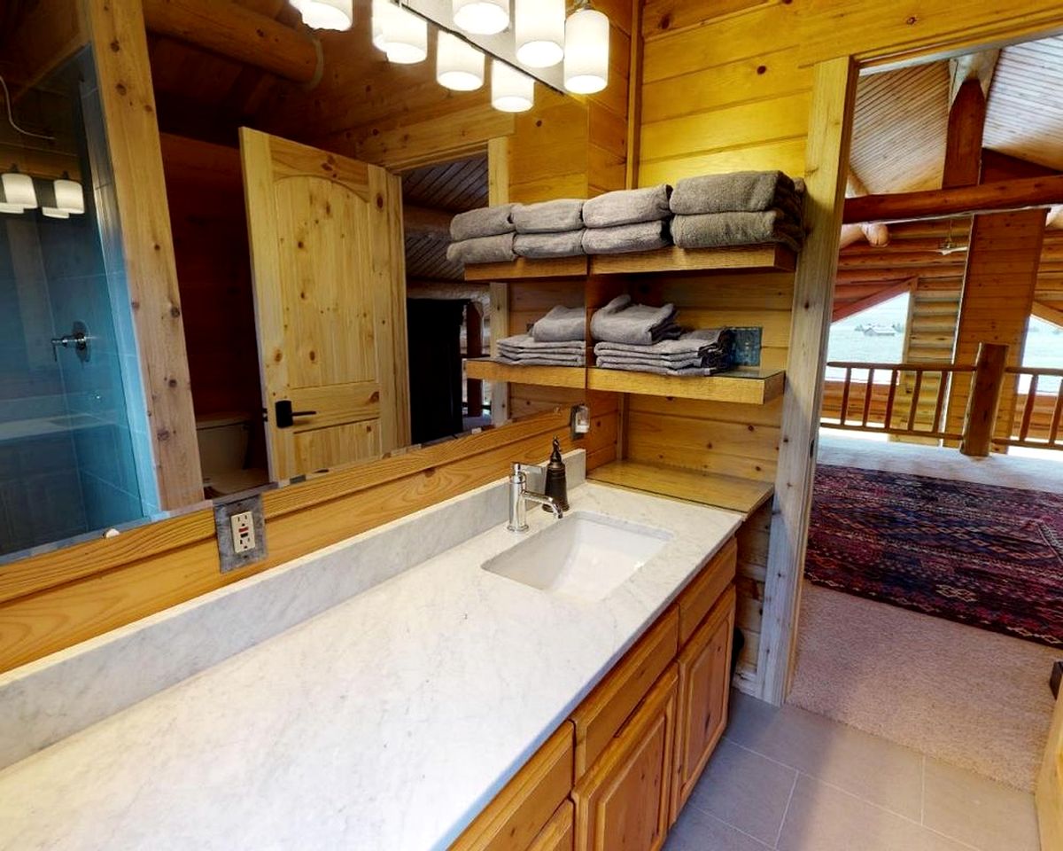 Luxurious Log Home with Madison River Views near Three Dollar Bridge, J & J Ranch, Montana