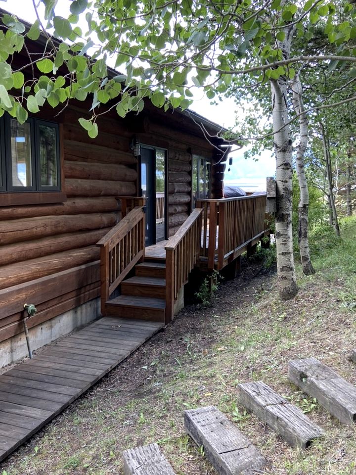 Luxurious Log Home with Madison River Views near Three Dollar Bridge, J & J Ranch, Montana