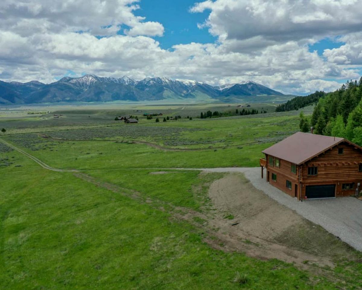 Luxurious Log Home with Madison River Views near Three Dollar Bridge, J & J Ranch, Montana