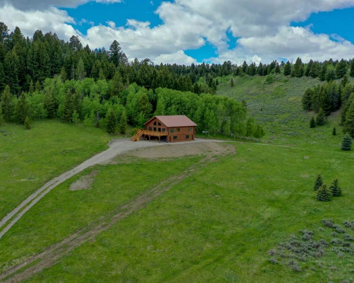 Luxurious Log Home with Madison River Views near Three Dollar Bridge, J & J Ranch, Montana