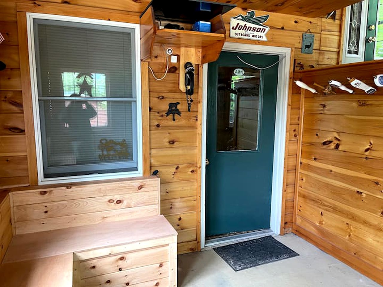 Seaside Glamping: Perfect Cabin just Steps from Old Forge Public Beach, NY