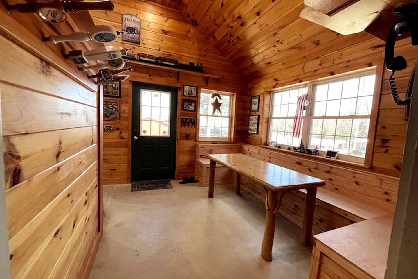 Seaside Glamping: Perfect Cabin just Steps from Old Forge Public Beach, NY