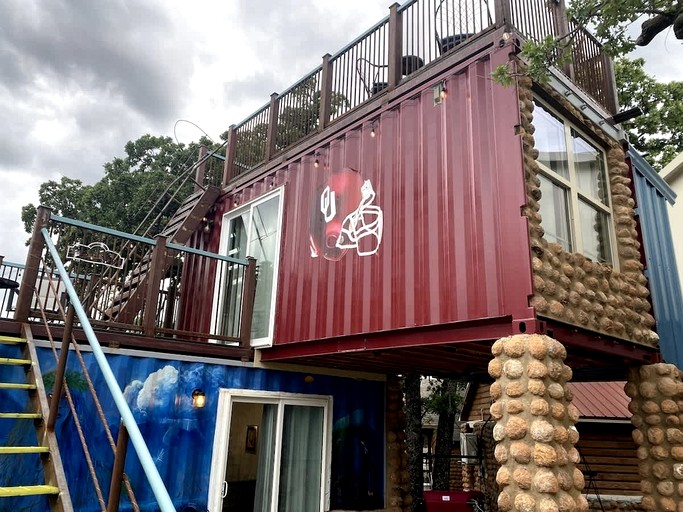Cozy Tiny House Retreat with Rooftop Deck near Fort Sill in Medicine Park, Oklahoma