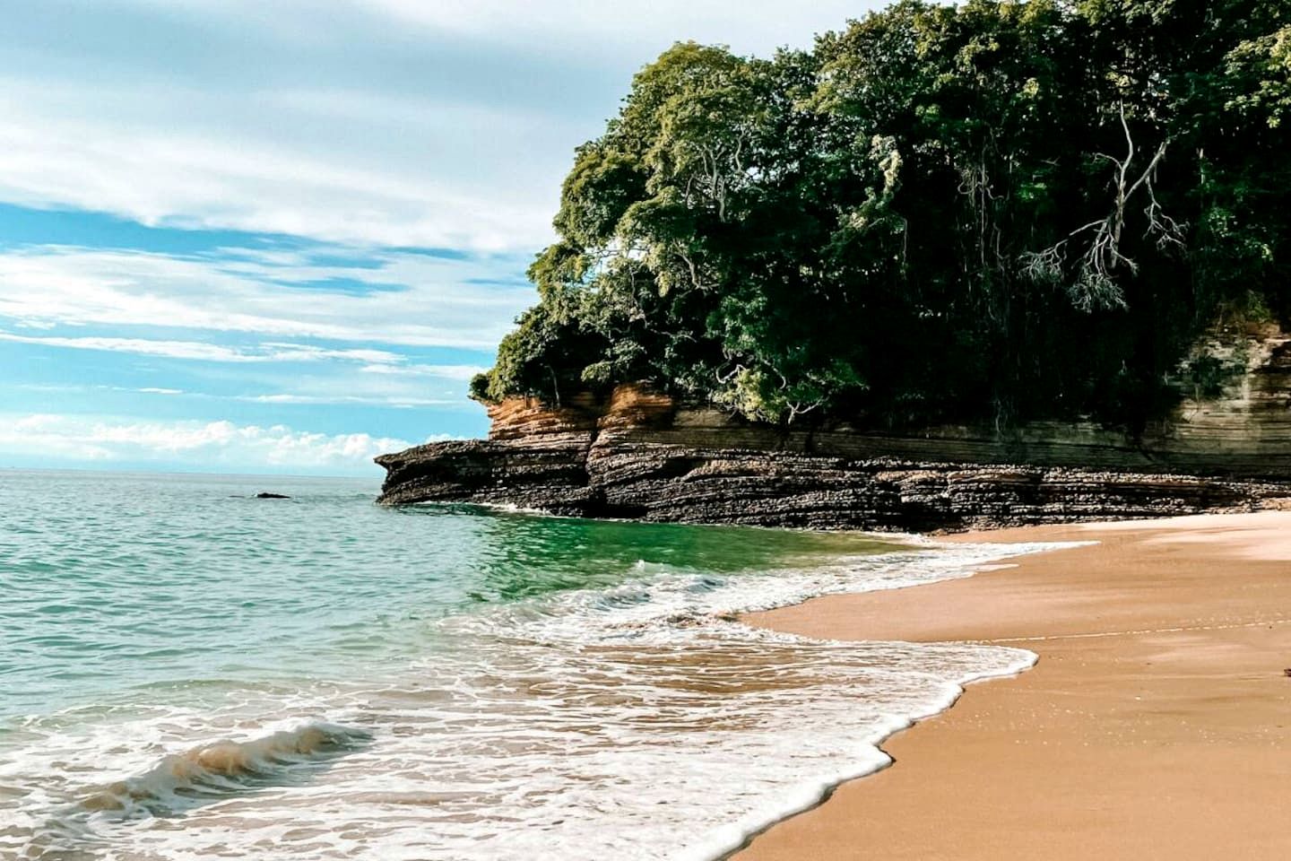 Rustic Eco Cabin Retreat with Pool, Paddleboards & Private Balcony Close to Shore in Saboga, Panama