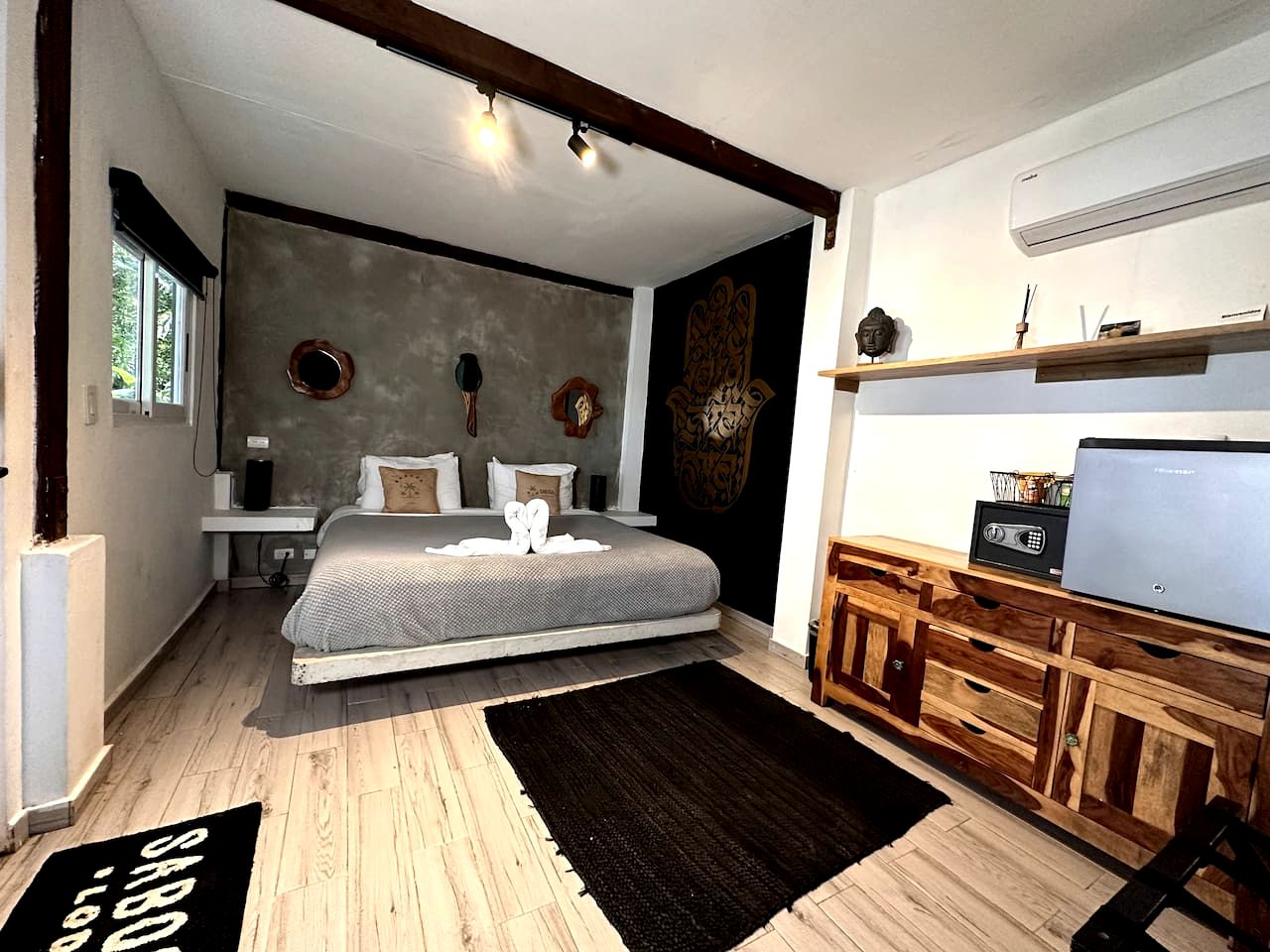 Rustic Eco Cabin Retreat with Pool, Paddleboards & Private Balcony Close to Shore in Saboga, Panama